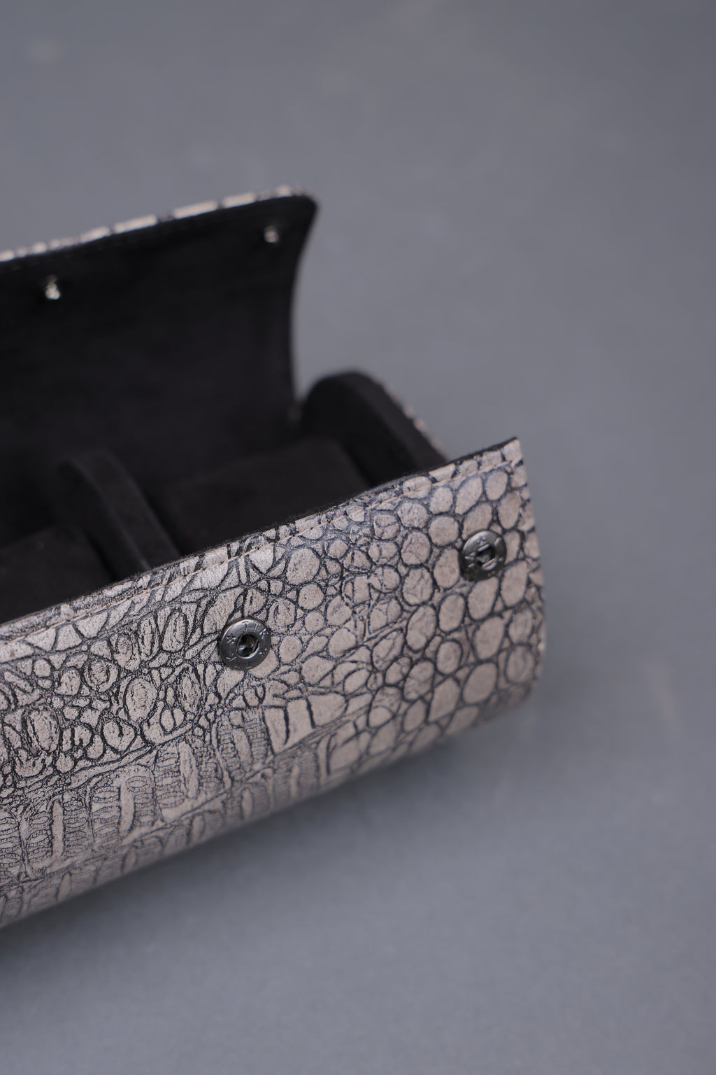 WHITE CRUST EXTERIOR BLACK INTERIOR WATCH ROLL