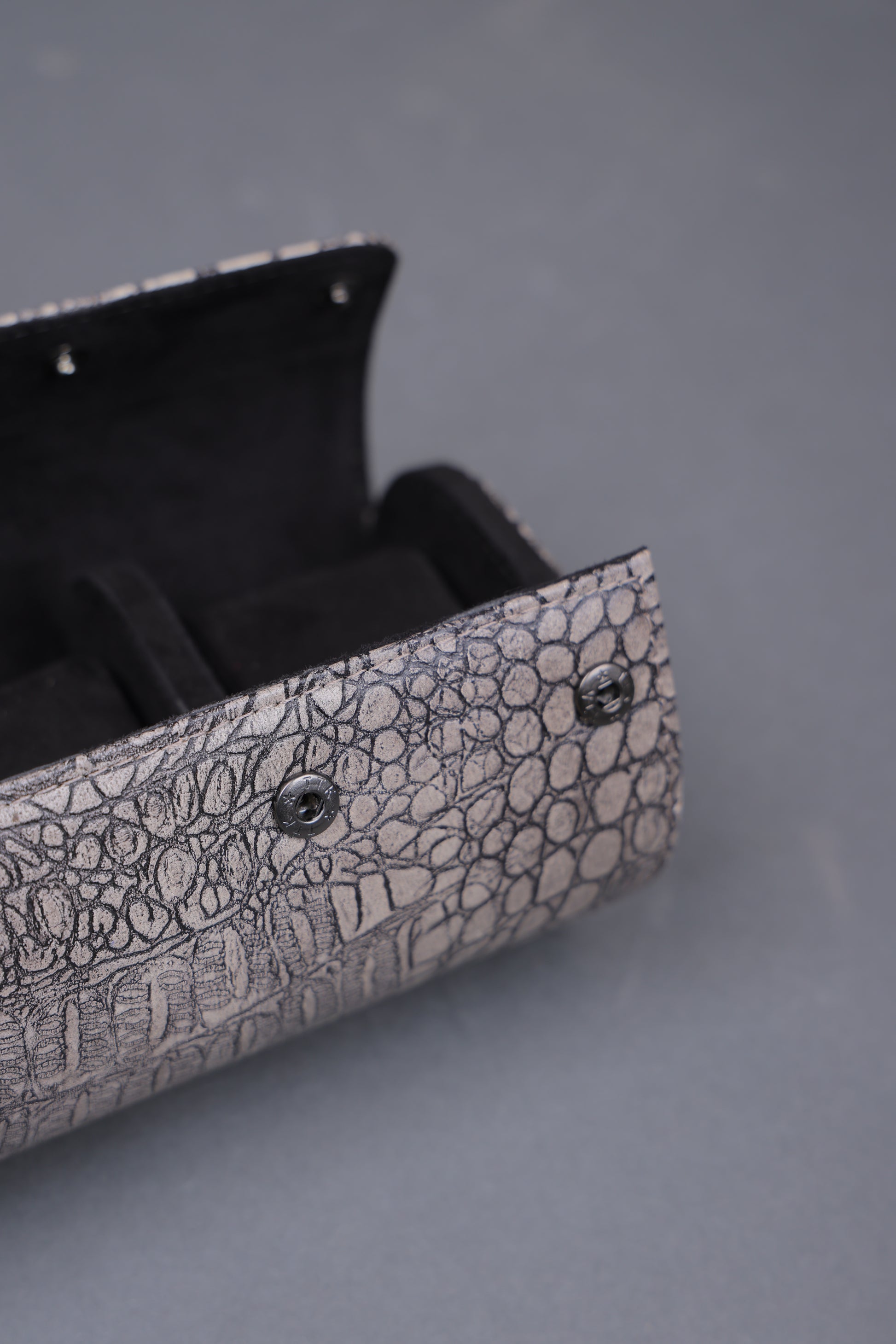 WHITE CRUST EXTERIOR BLACK INTERIOR WATCH ROLL