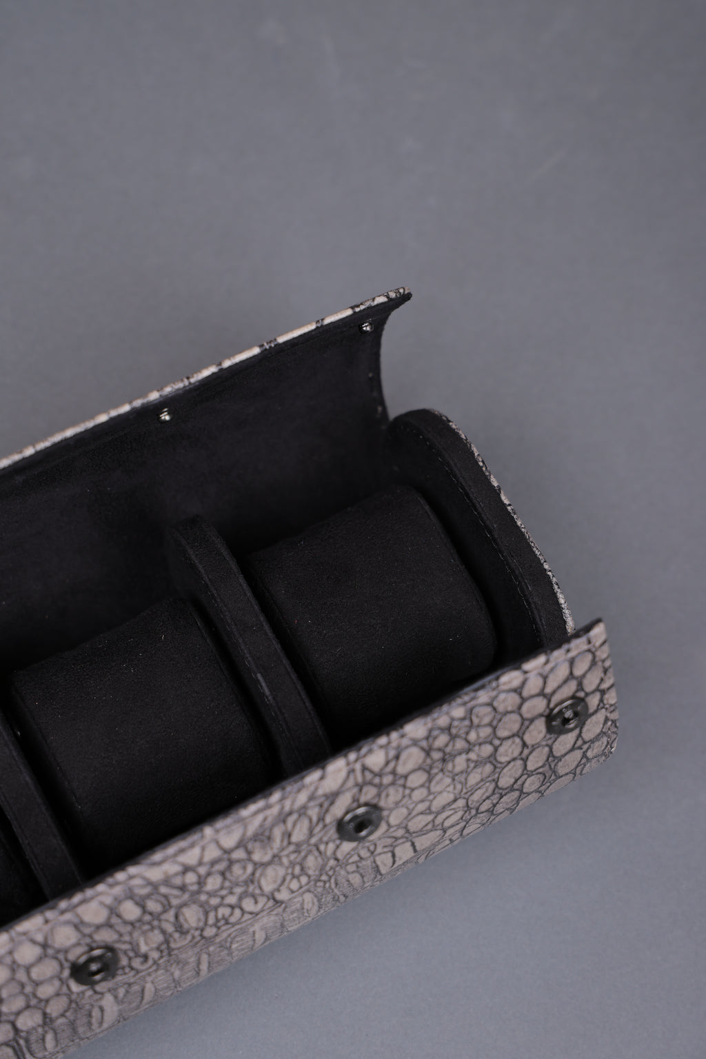 WHITE CRUST EXTERIOR BLACK INTERIOR WATCH ROLL