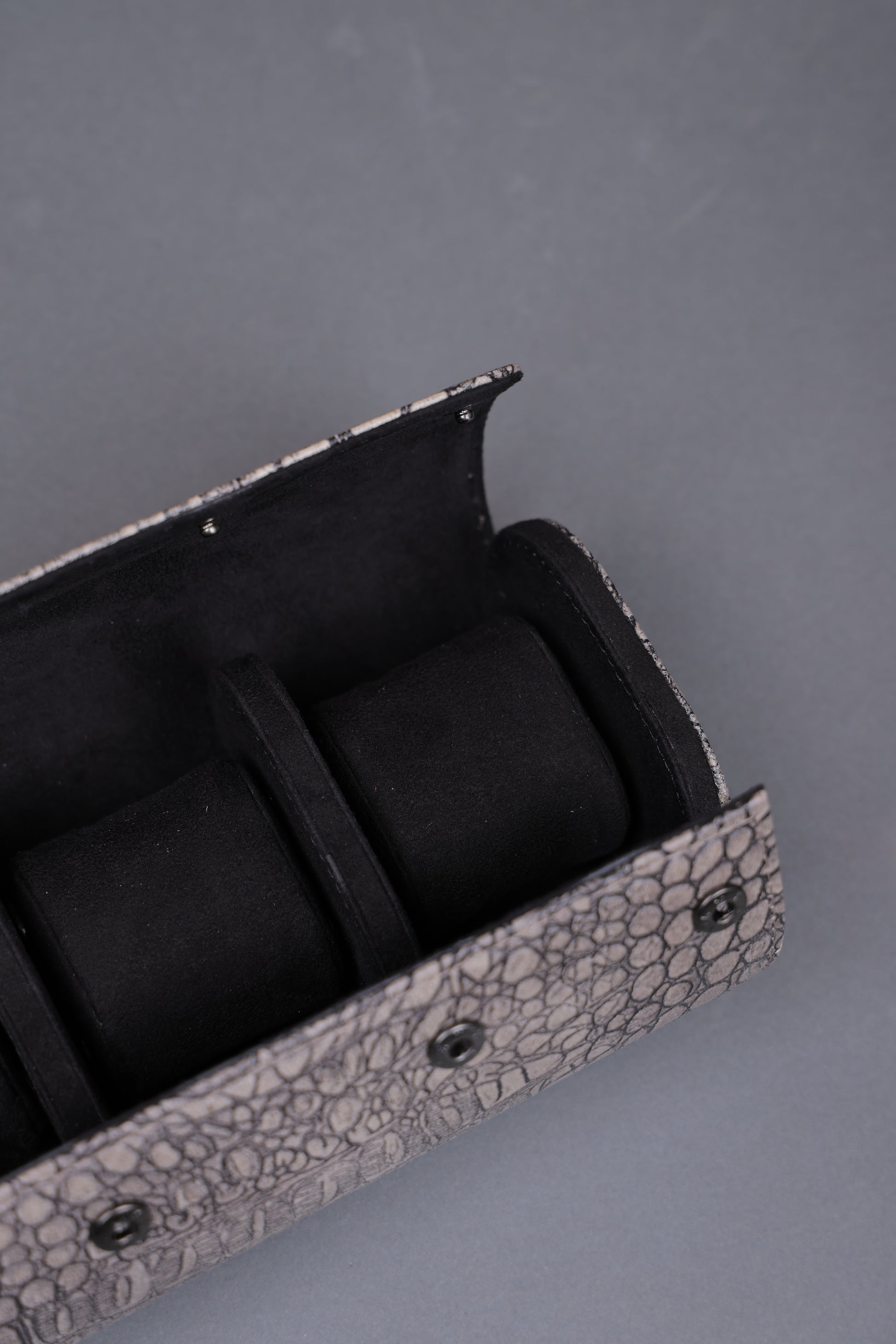 WHITE CRUST EXTERIOR BLACK INTERIOR WATCH ROLL