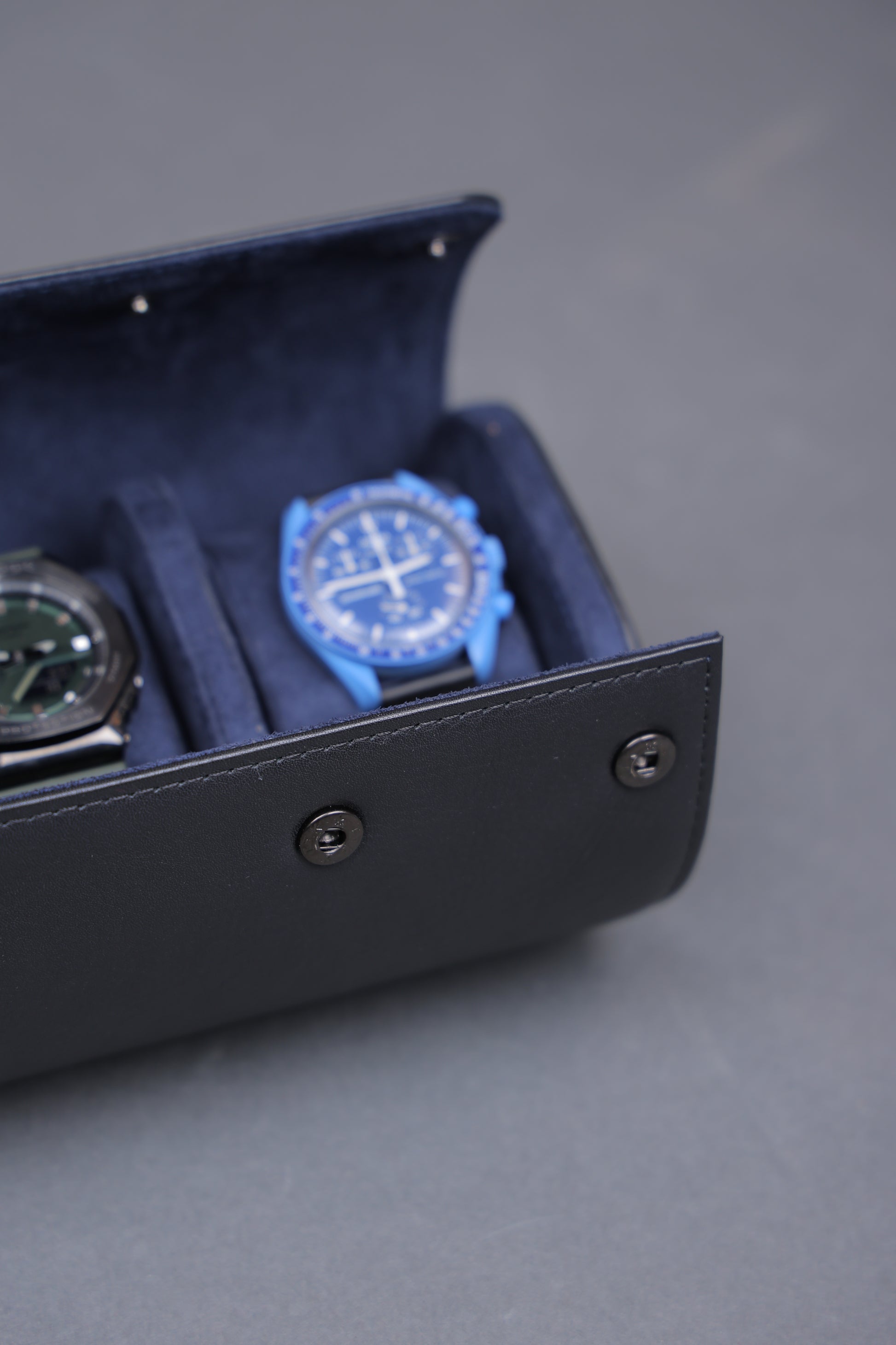 BLACK EXTERIOR AND NAVY SUEDE INTERIOR WATCH ROLL
