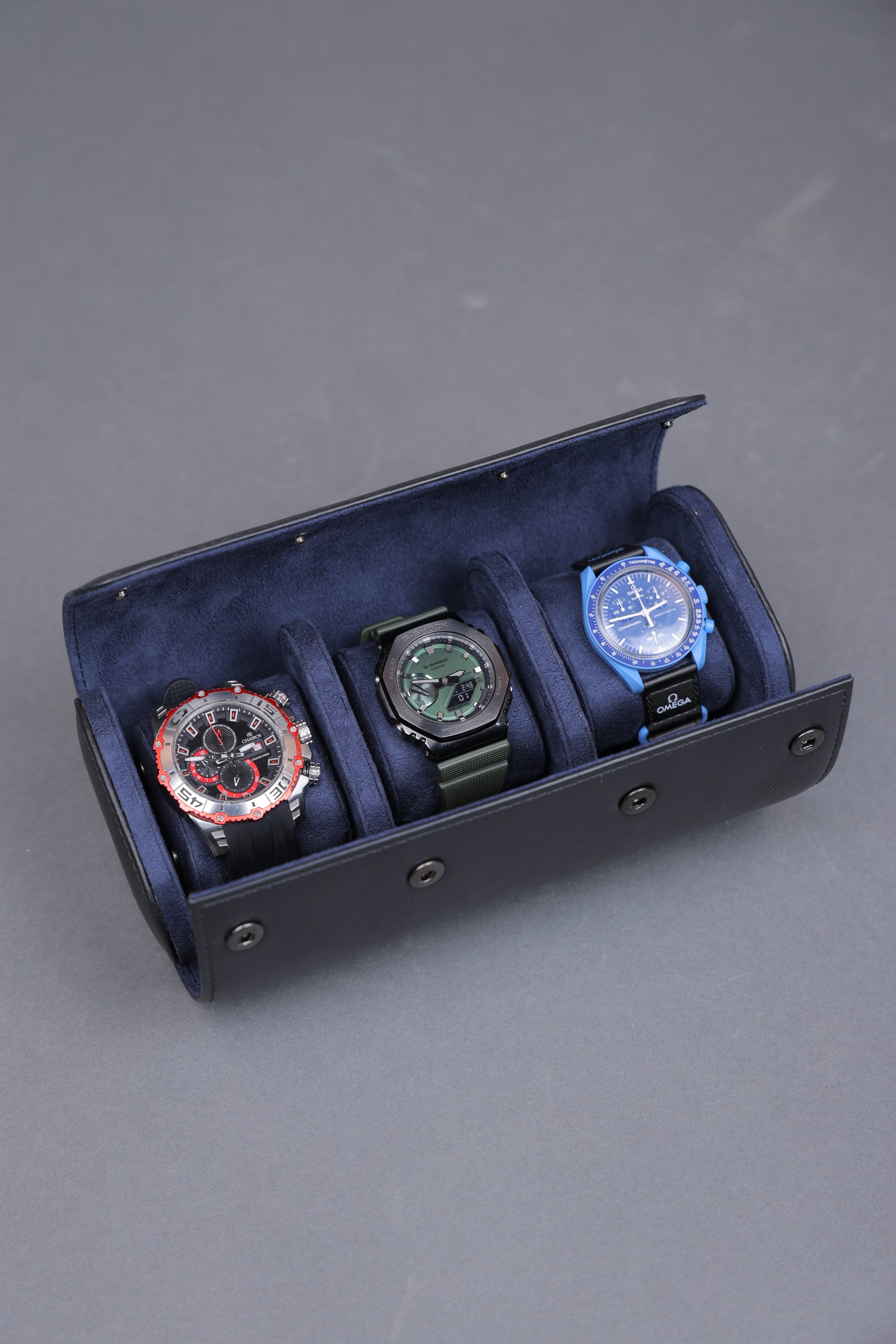 BLACK EXTERIOR AND NAVY SUEDE INTERIOR WATCH ROLL