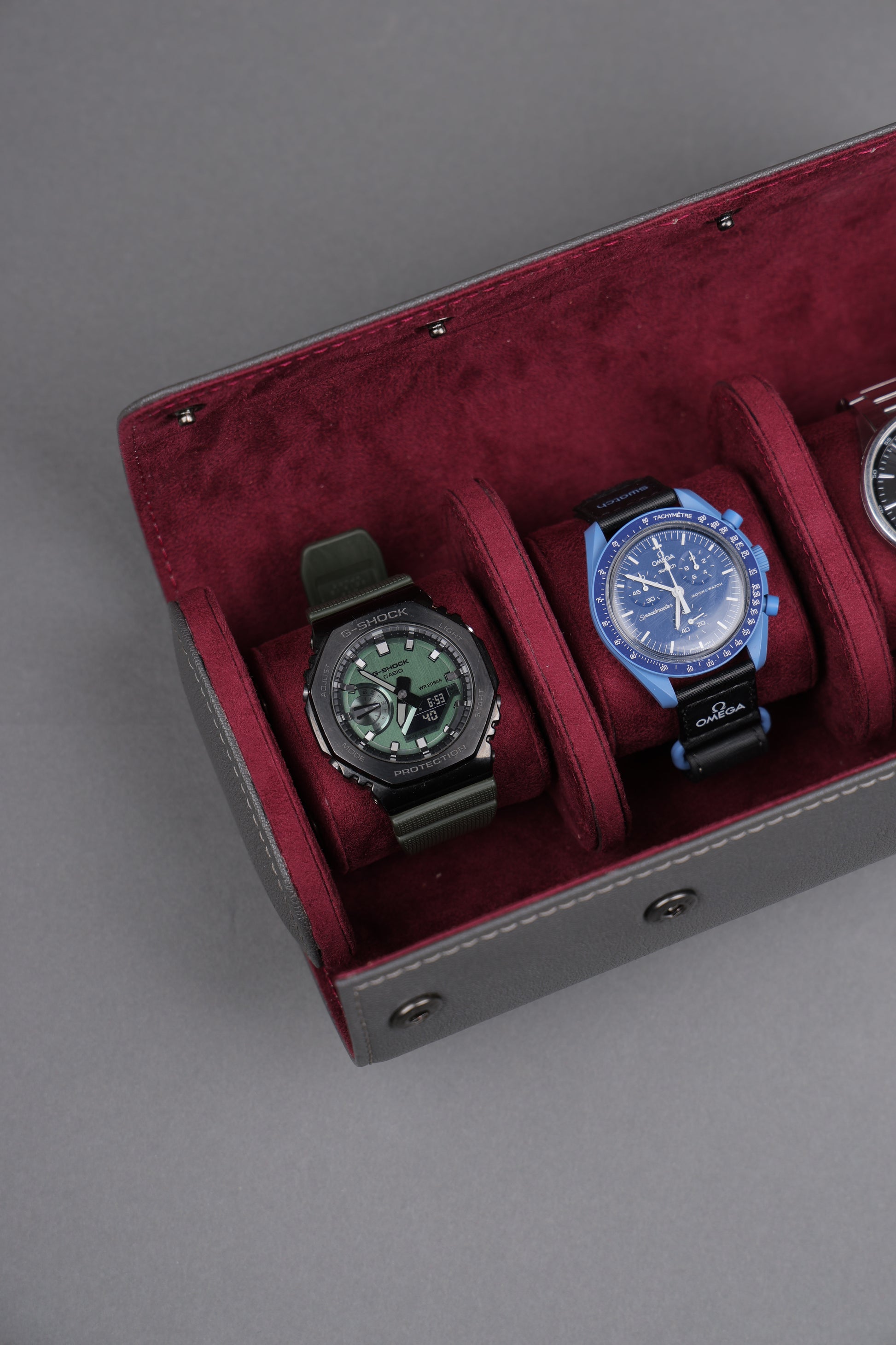 GRAY EXTERIOR CHERRY INTERIOR WATCH ROLL- 3 SLOT