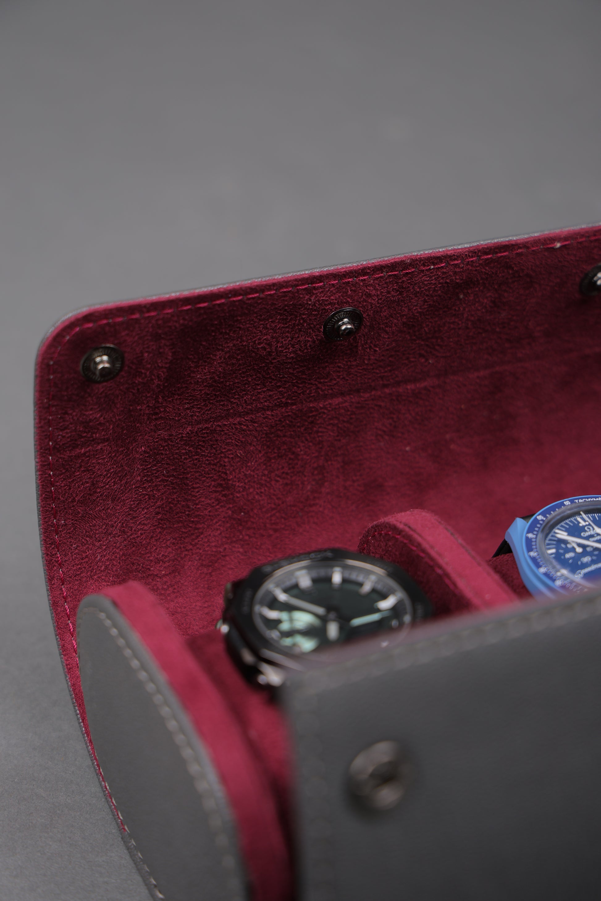 GRAY EXTERIOR CHERRY INTERIOR WATCH ROLL- 3 SLOT